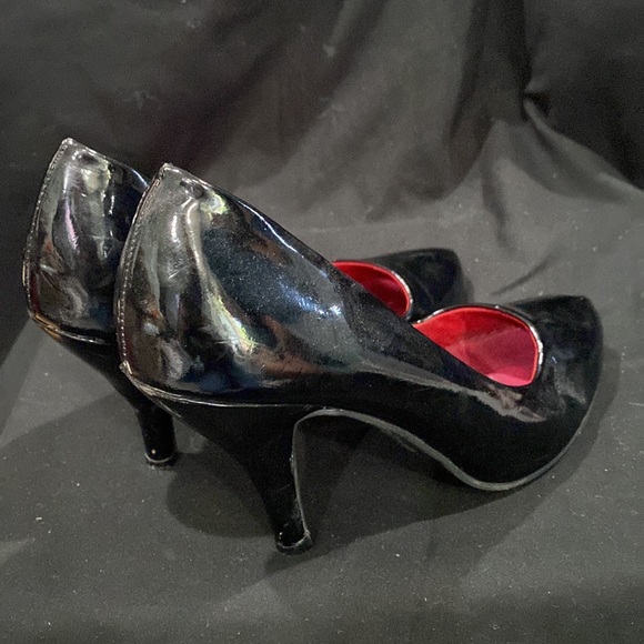 Unlisted black patent leather heels. - Picture 2 of 6